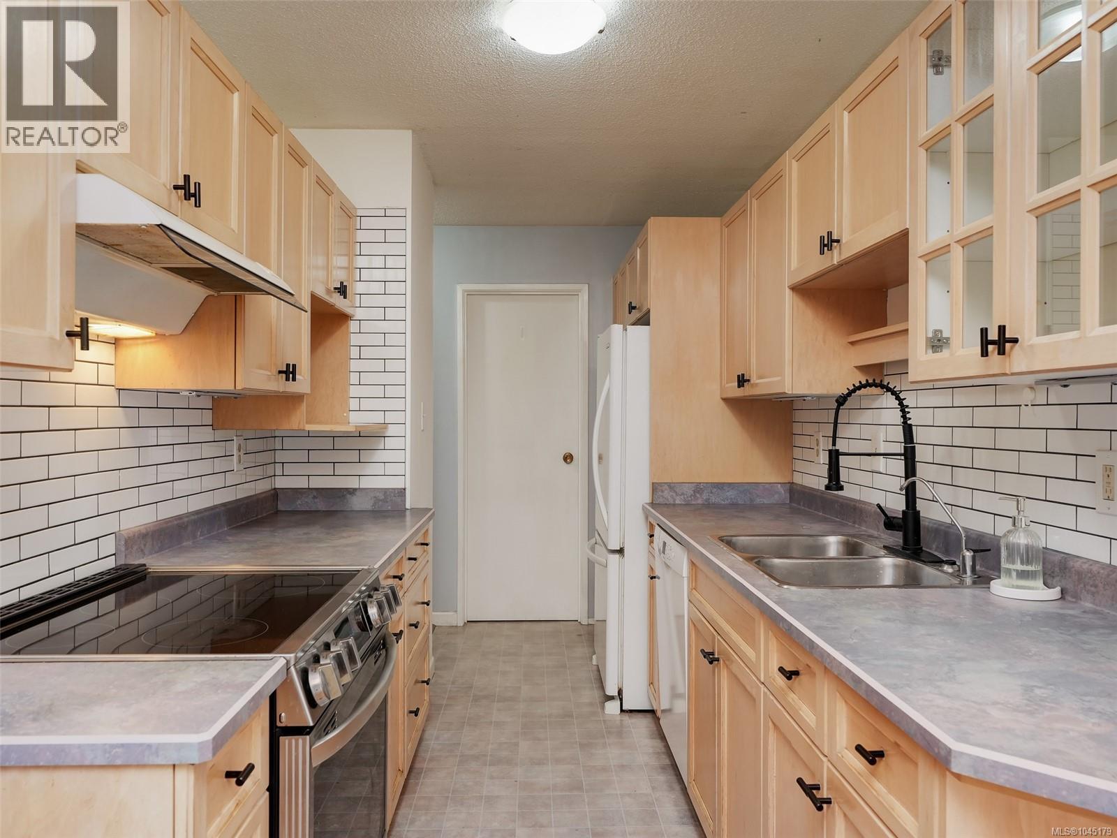 15 1701 McKenzie Avenue, Saanich