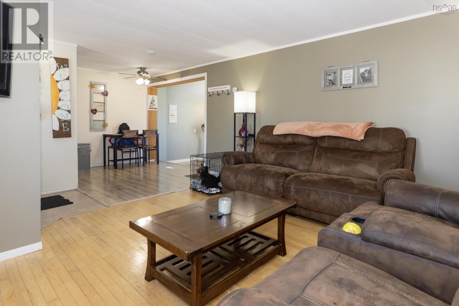Property 8 of 32 of 16 Lorne Crescent