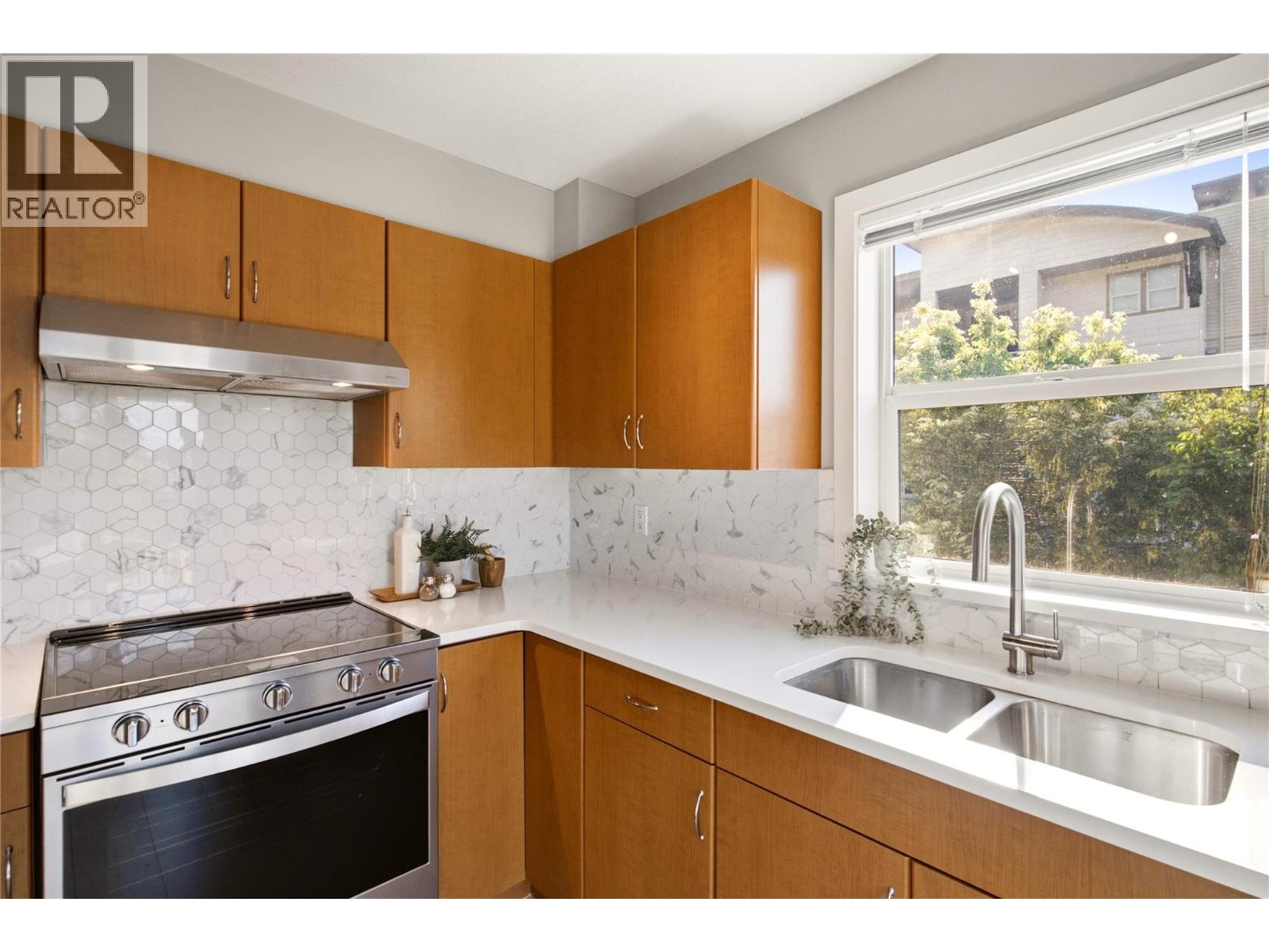 215 563 Yates Road, Kelowna
