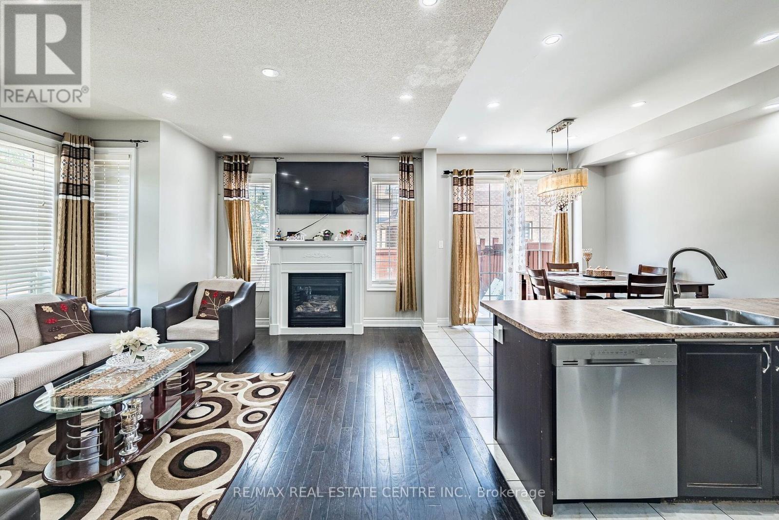 9 LOFTSMOOR DRIVE - 12