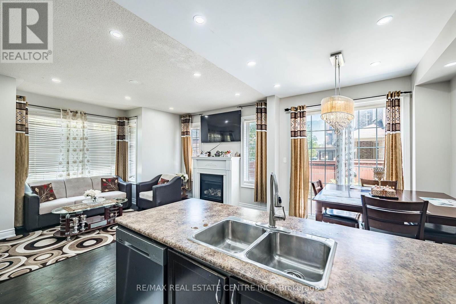 9 LOFTSMOOR DRIVE - 17