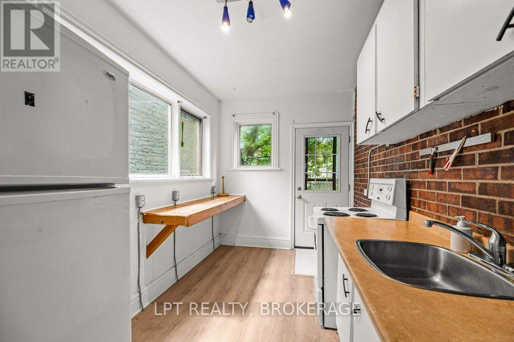 374 BARRIE STREET - 13