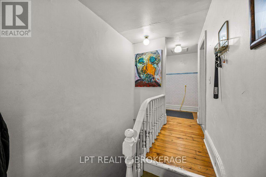 374 BARRIE STREET - 32