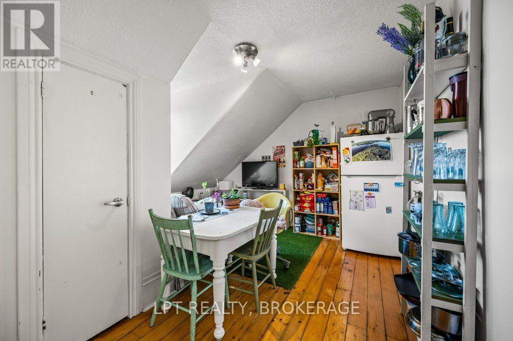 374 BARRIE STREET - 38