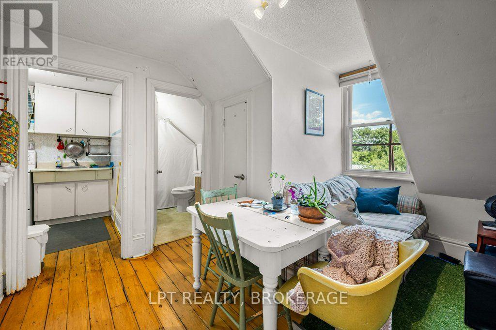 374 BARRIE STREET - 39