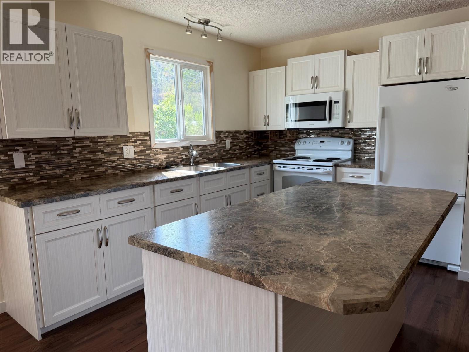  2000 Hollywood Road South, Kelowna