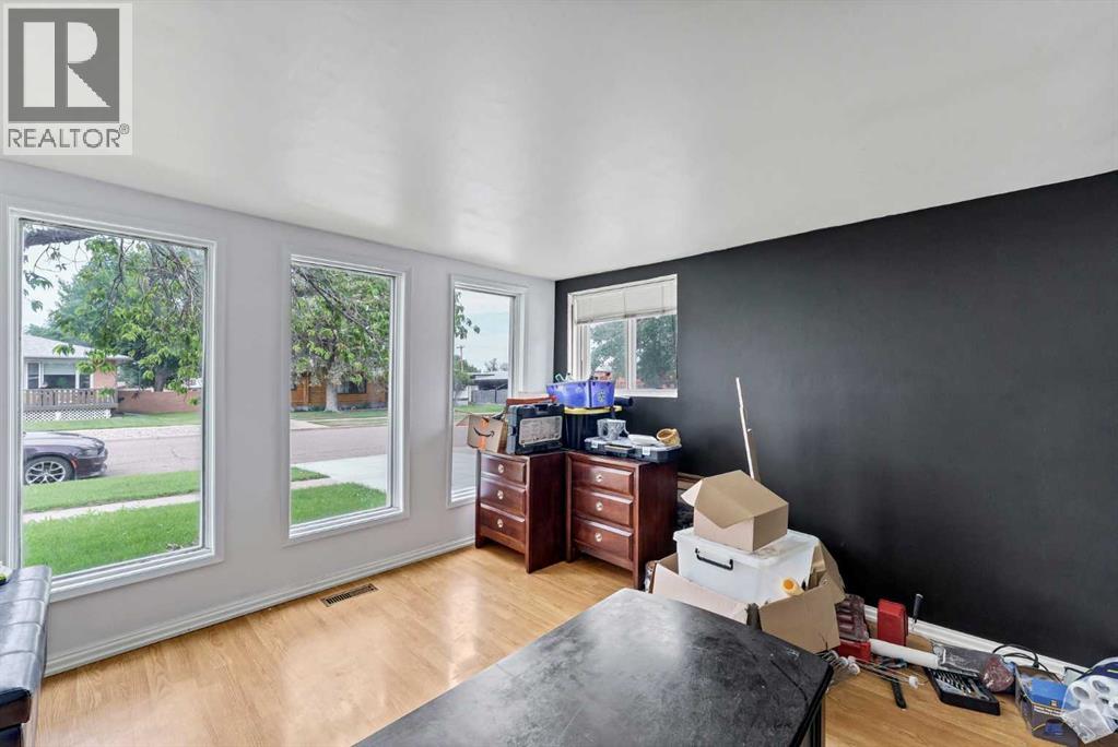 213 6 Street Southeast - Photo 8