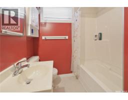 1434 Hochelaga Street W, Moose Jaw, SK S6H6G5 Photo 17