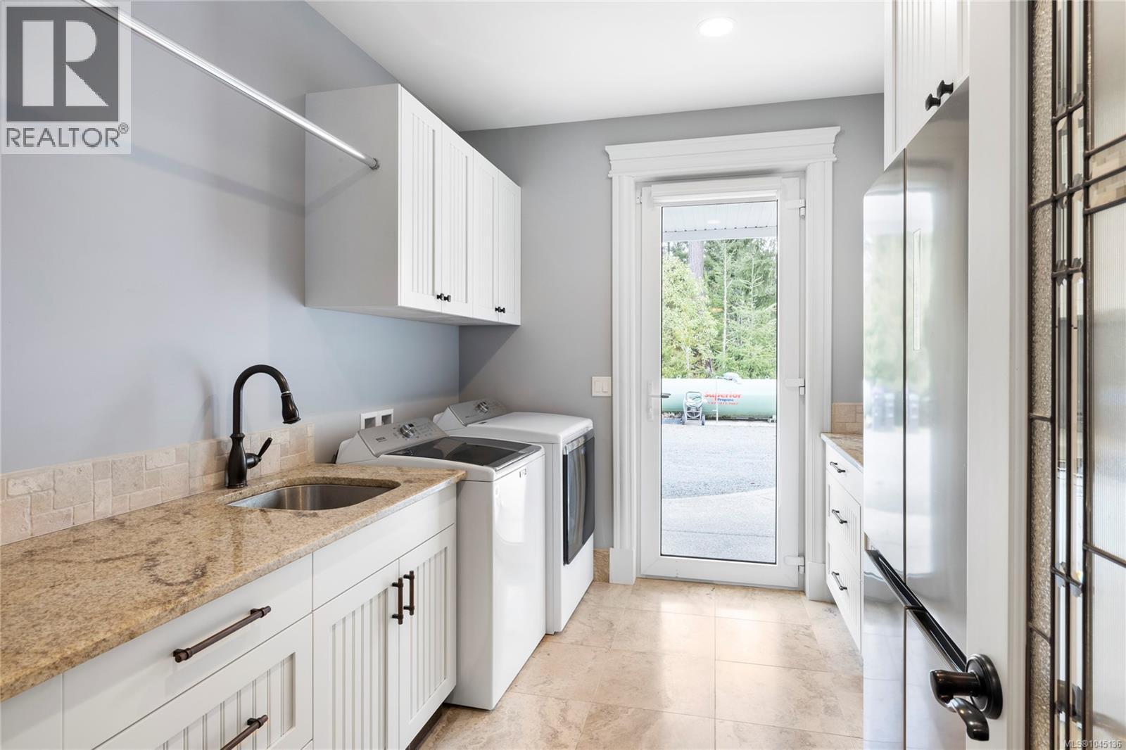 1045 Matuka Dr - Image 28