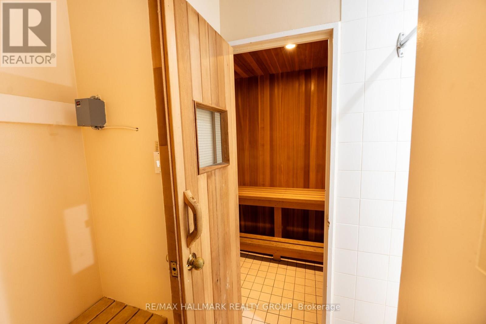 #906 20 CHESTERTON DRIVE - 36
