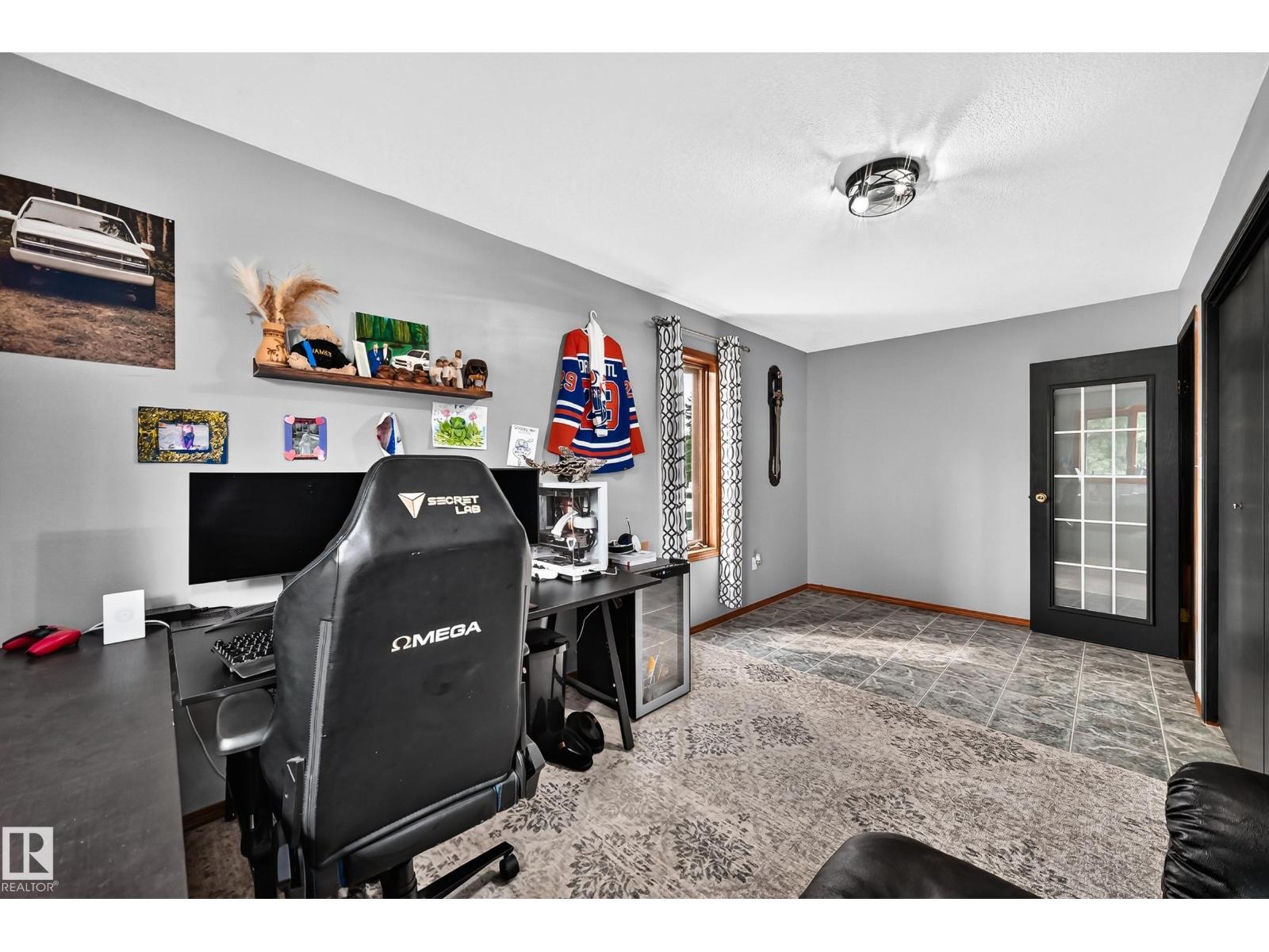 4809 51 ST - 22