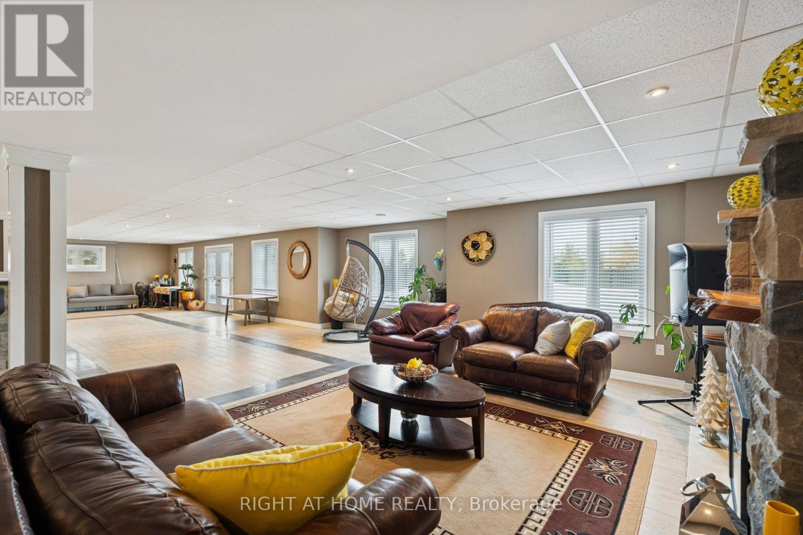10 BROLLEY CRESCENT - 36
