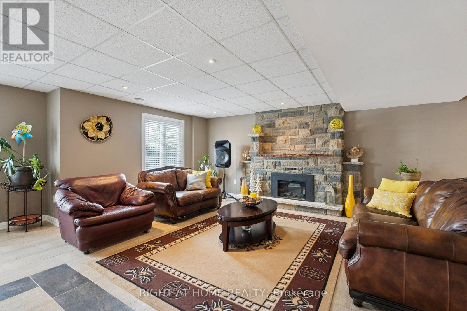10 BROLLEY CRESCENT - 38