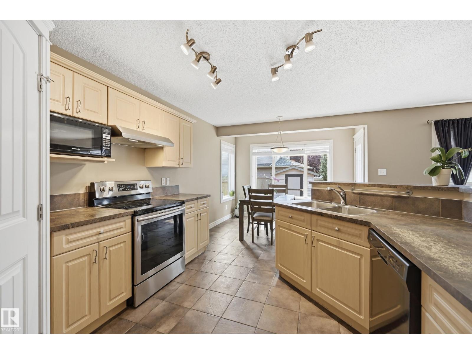 11543 11 AV SW - Image 12