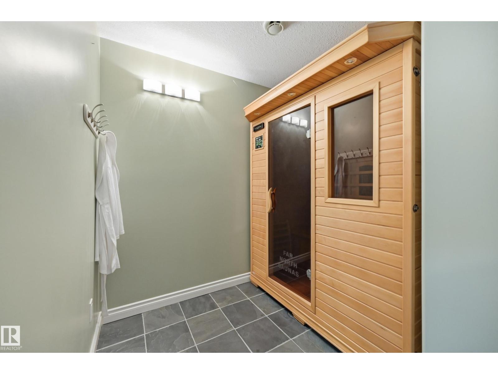 11543 11 AV SW - 35
