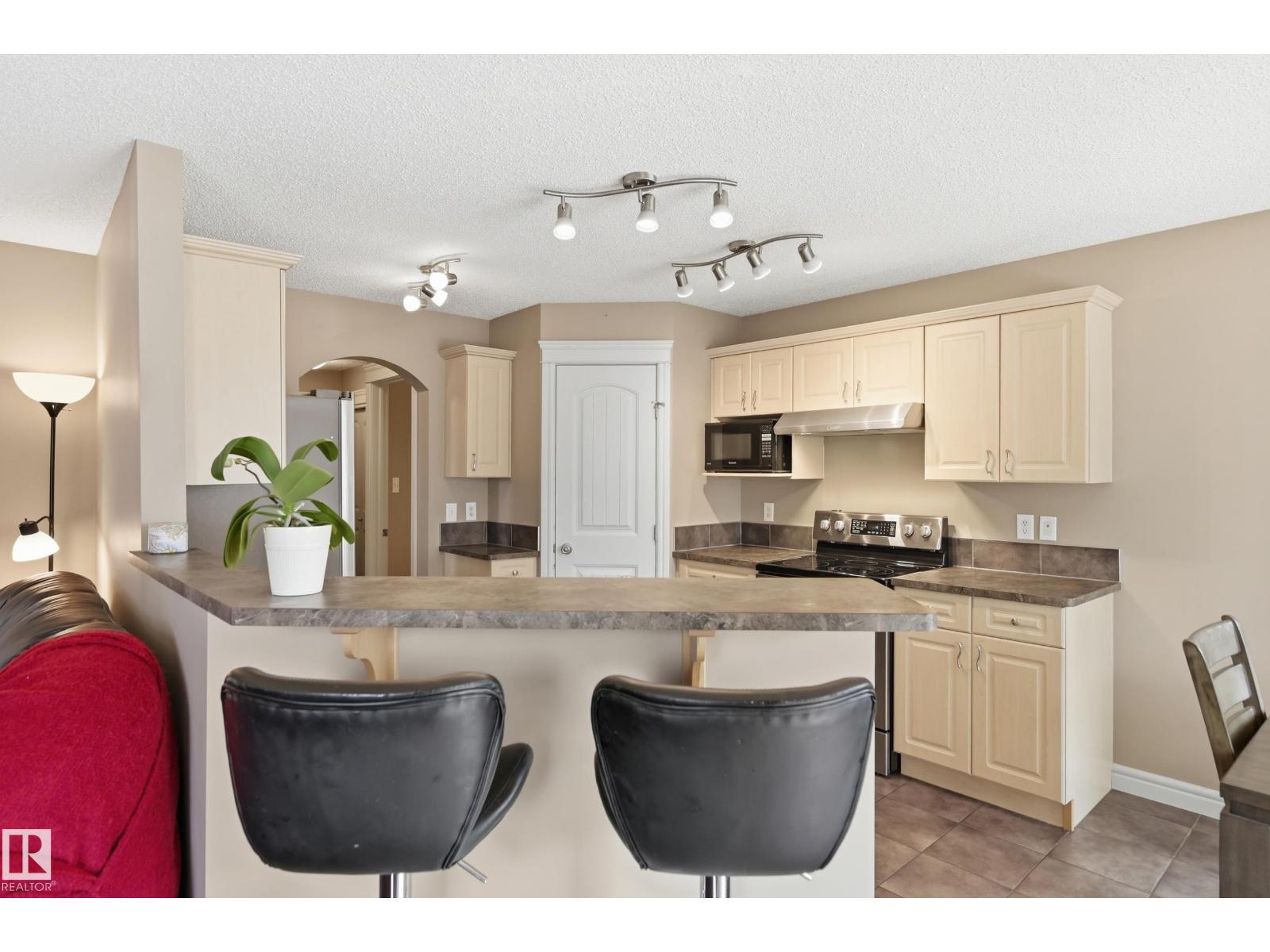 11543 11 AV SW - 10