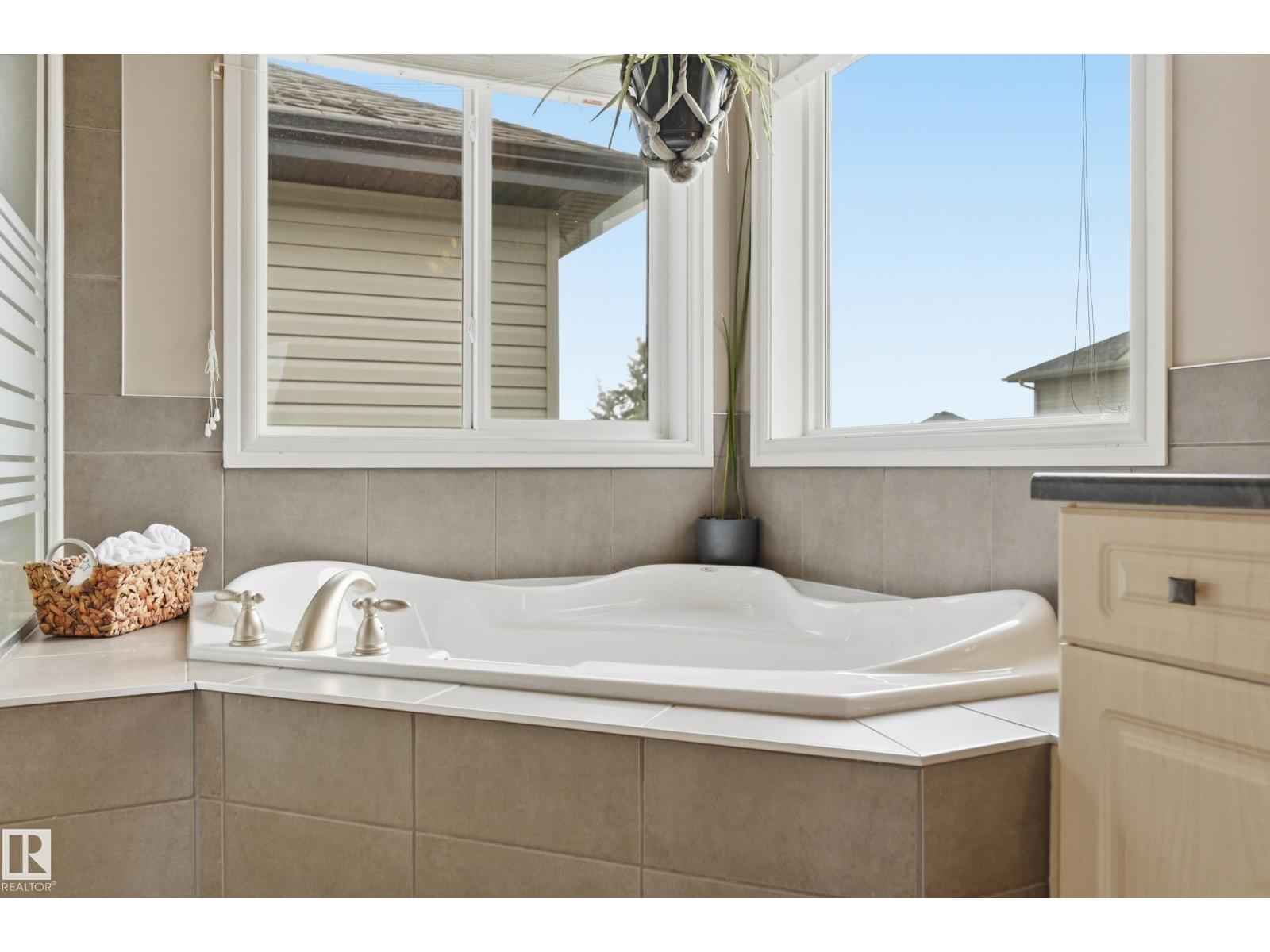 11543 11 AV SW - 24