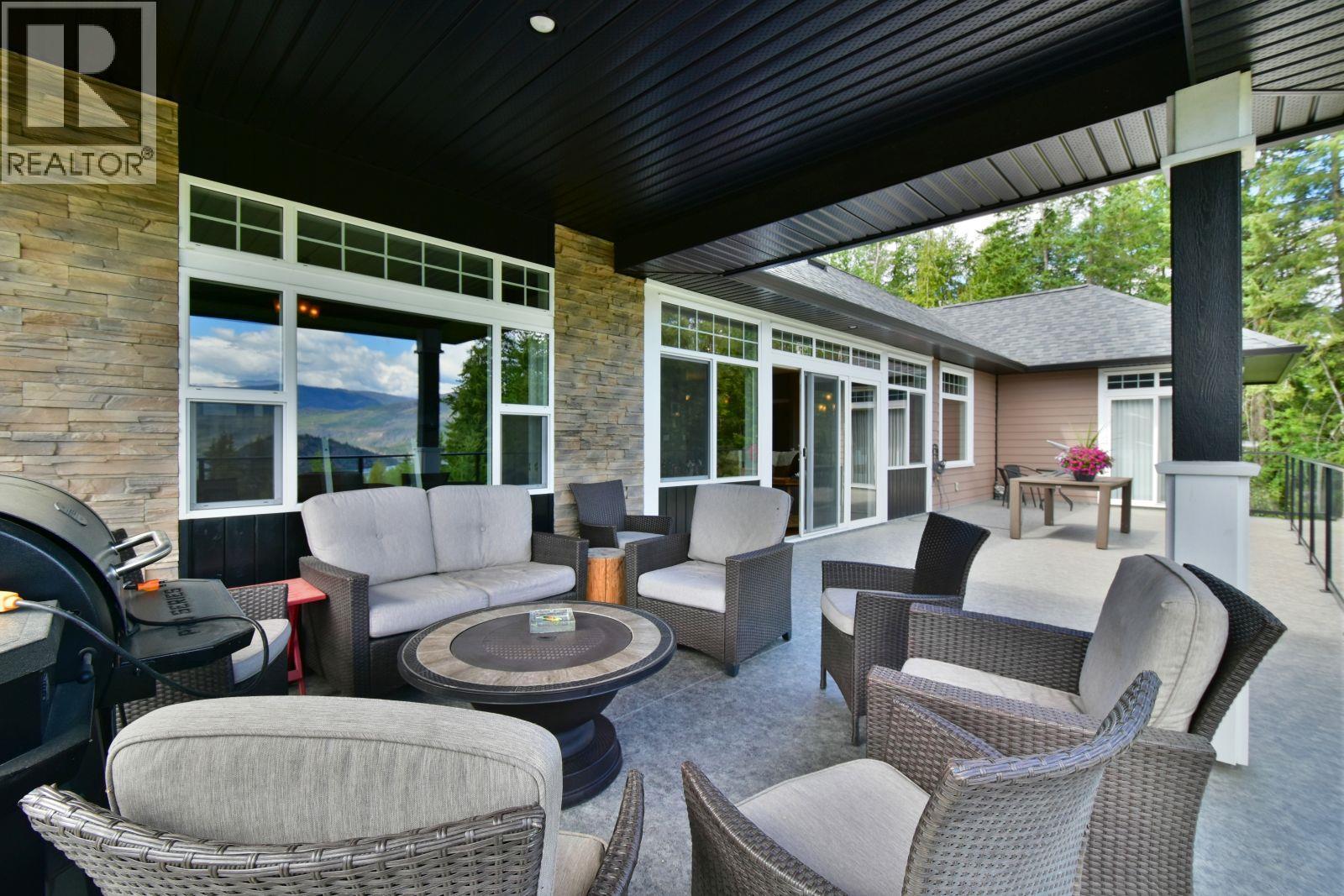 2127 Pleasant Dale Road W, Blind Bay