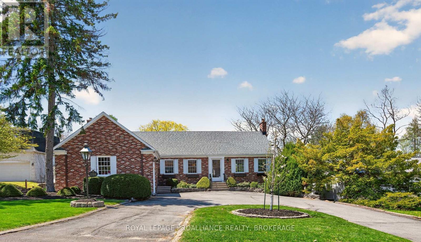 209 FAIRWAY HILL CRESCENT - 1