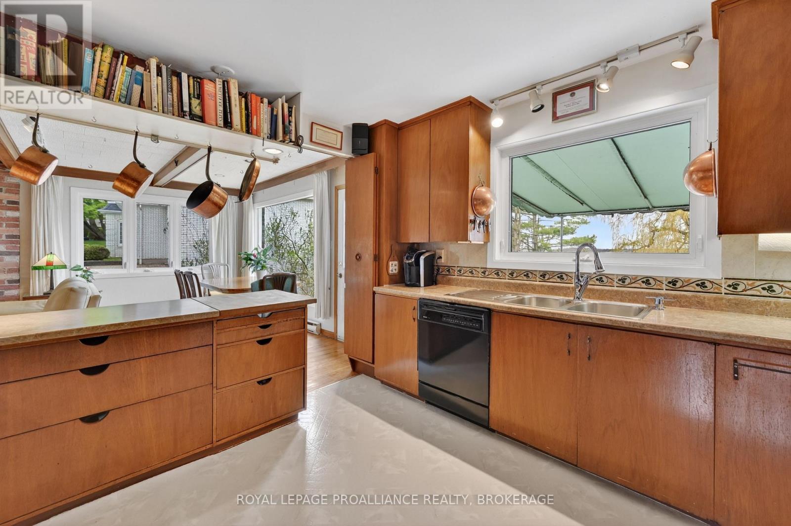 209 FAIRWAY HILL CRESCENT - Image 15