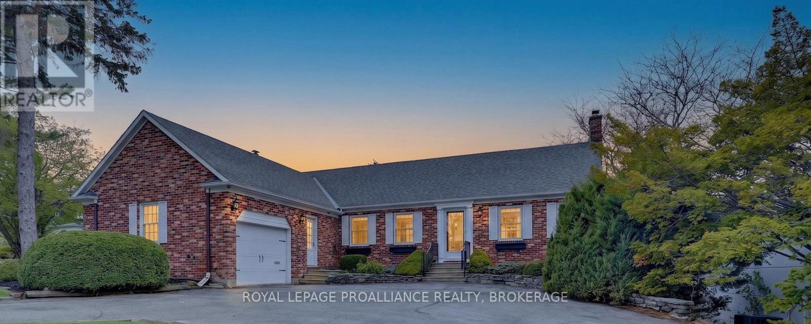 209 FAIRWAY HILL CRESCENT - 2