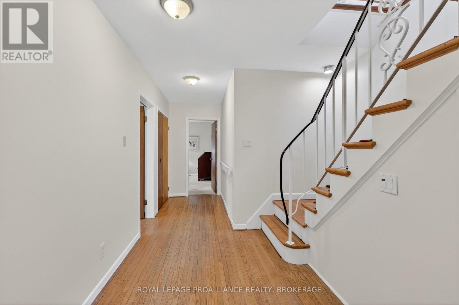 209 FAIRWAY HILL CRESCENT - 24