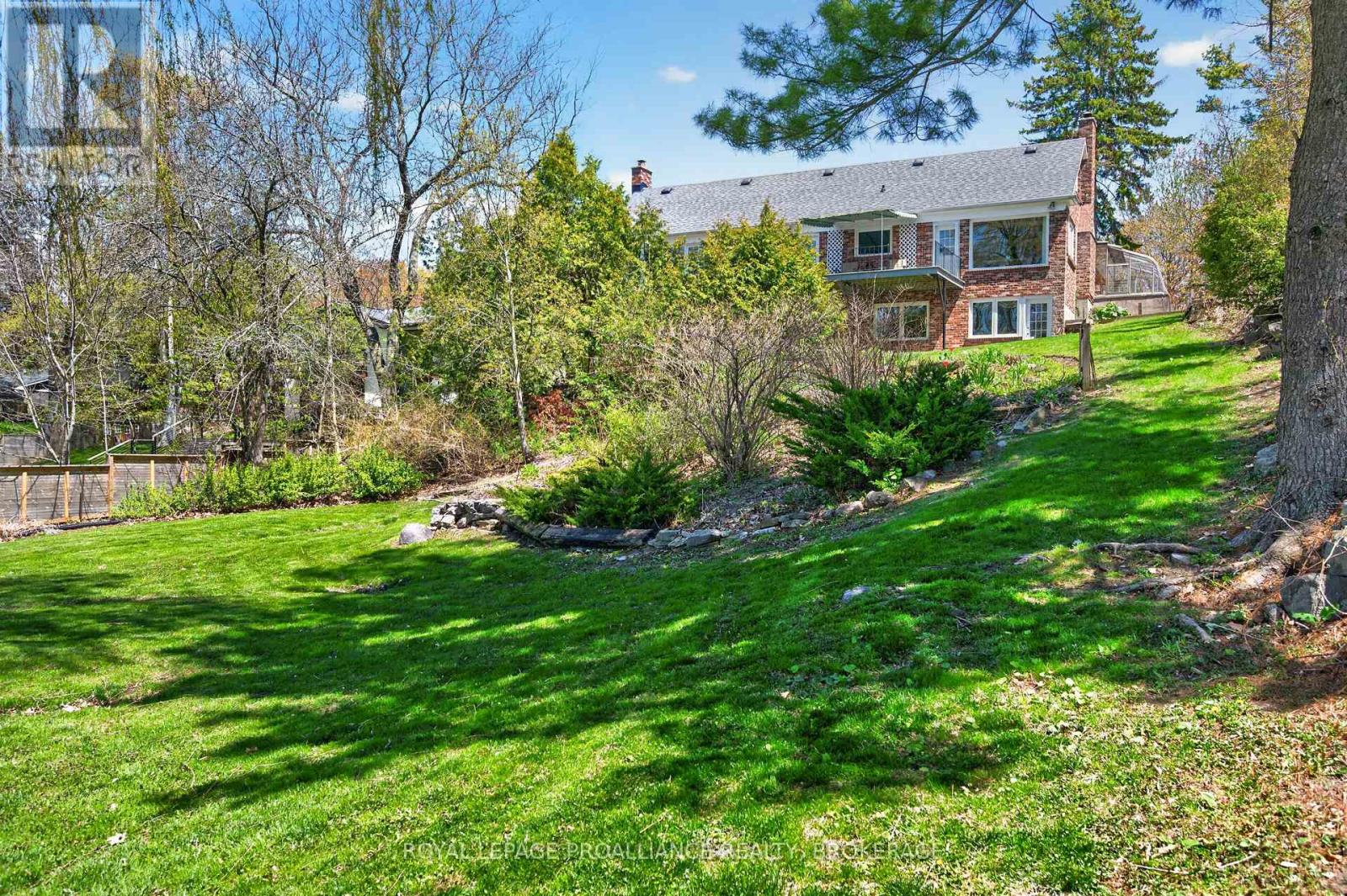 209 FAIRWAY HILL CRESCENT - 46