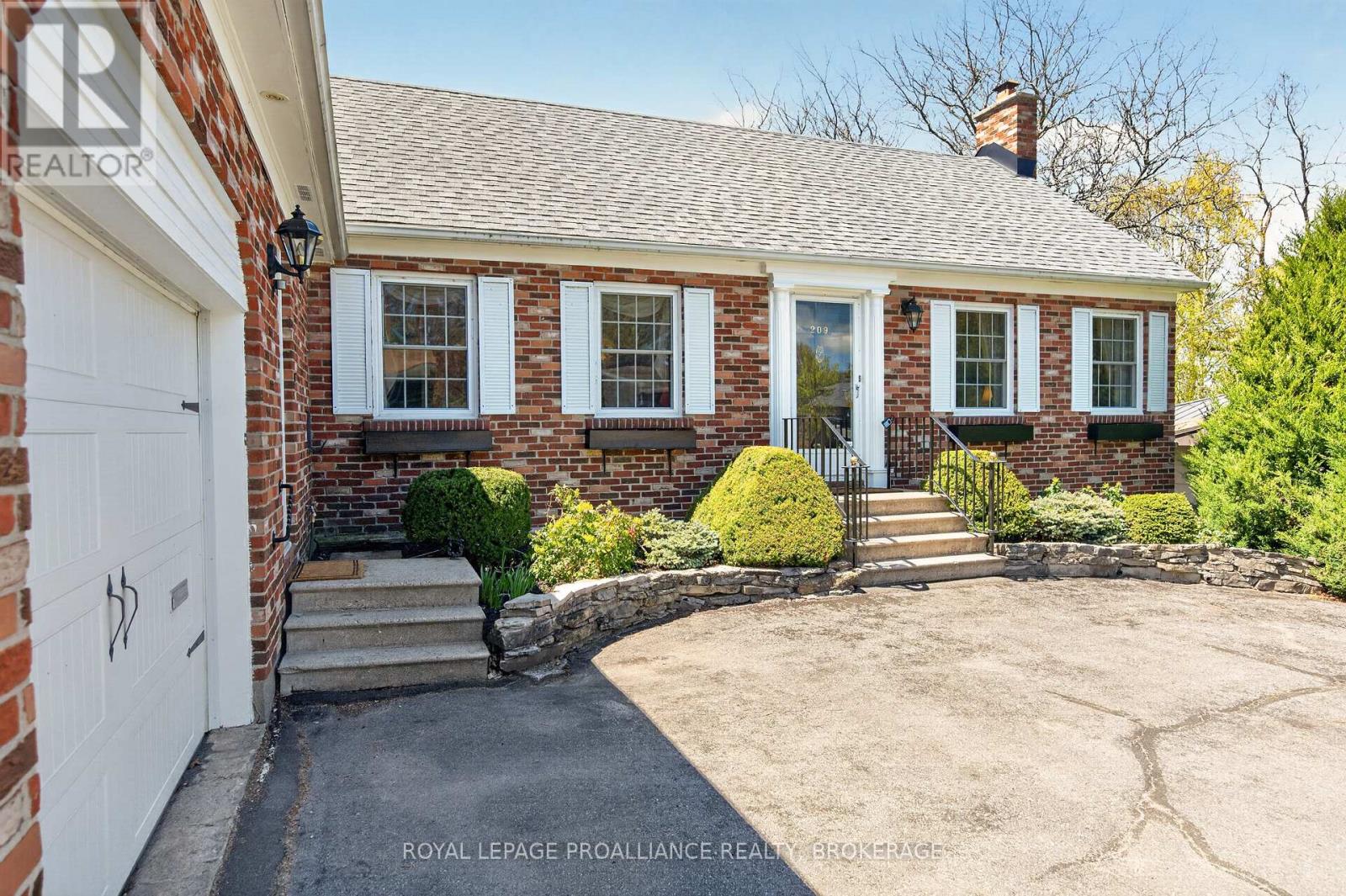 209 FAIRWAY HILL CRESCENT - 7