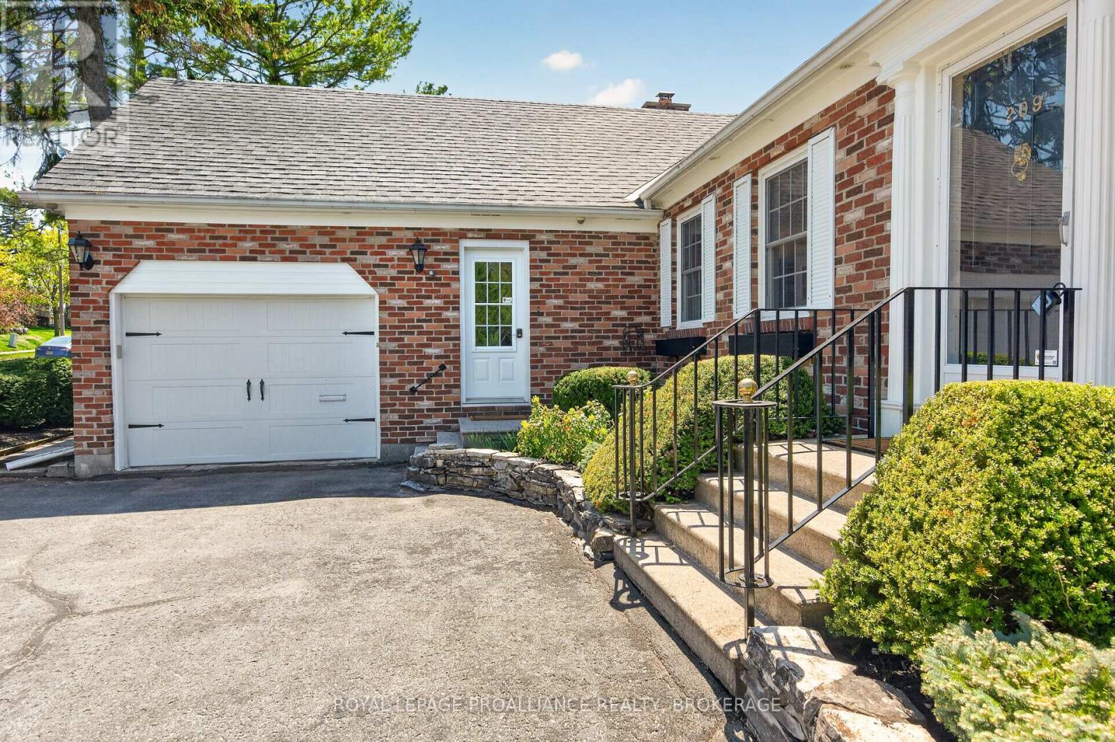 209 FAIRWAY HILL CRESCENT - 8
