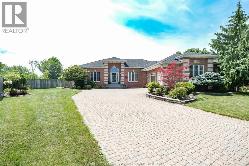 1747 CHORNOBY CRESCENT - 2