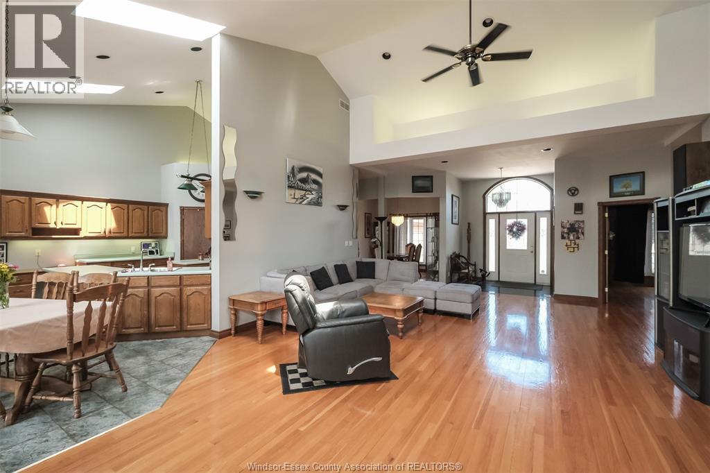 1747 CHORNOBY CRESCENT - 3