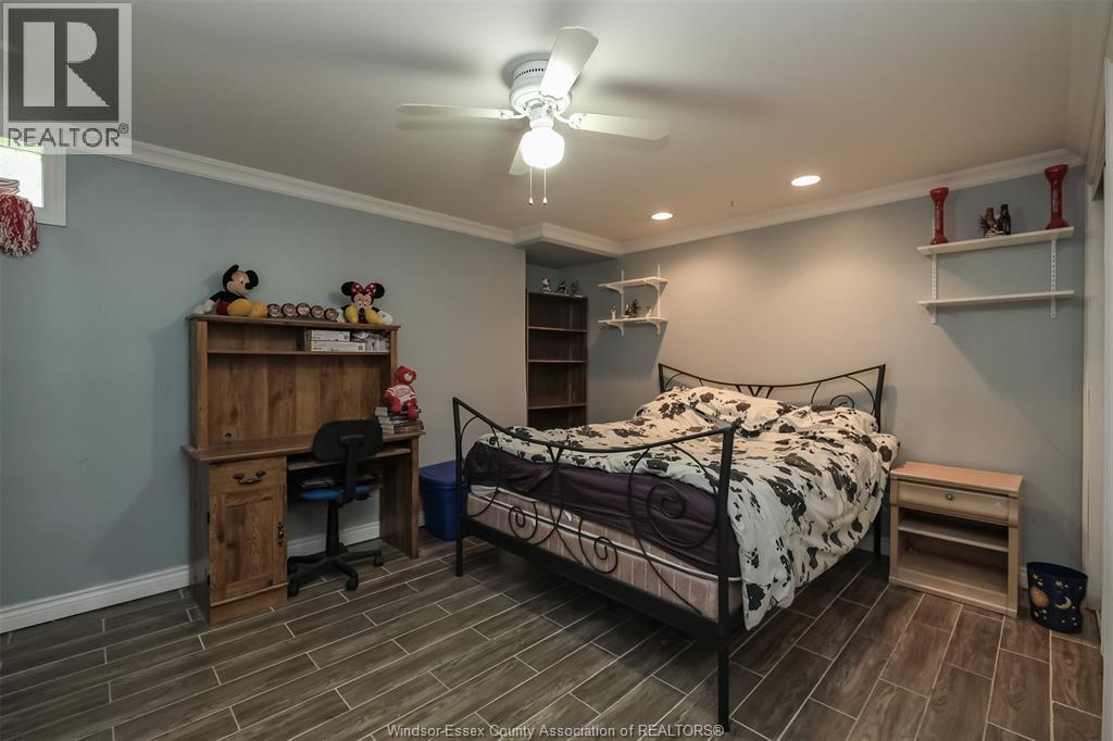 1747 CHORNOBY CRESCENT - 32