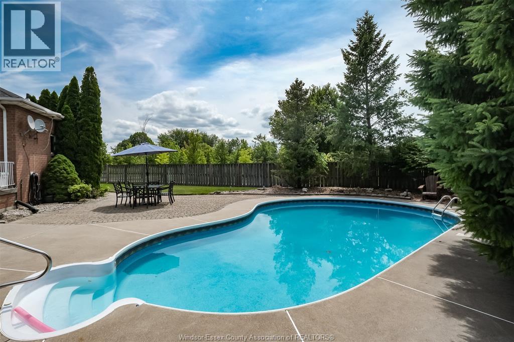 1747 CHORNOBY CRESCENT - 36