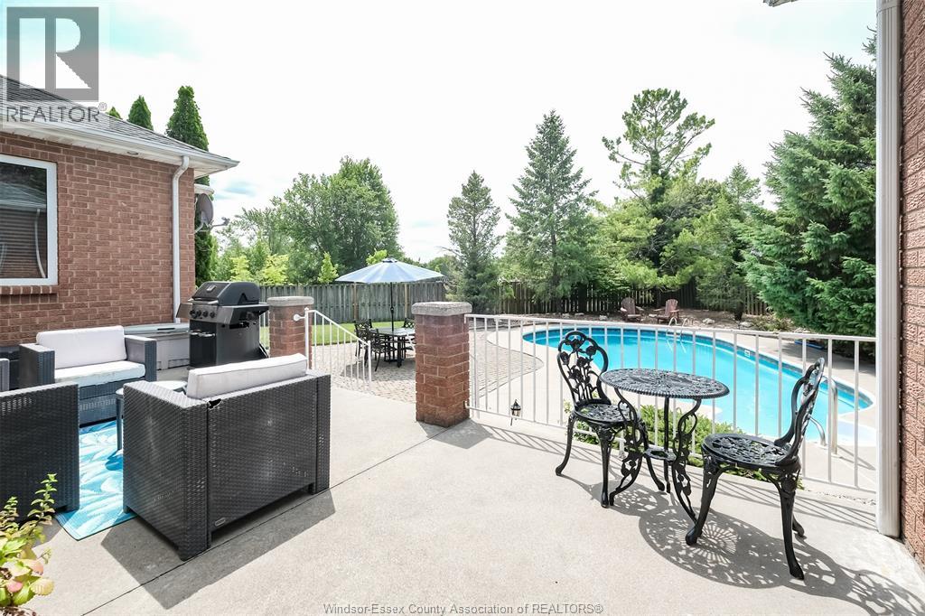 1747 CHORNOBY CRESCENT - 38