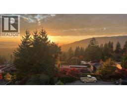 4050 St. Pauls Avenue, North Vancouver, BC V7N1T5 Photo 6