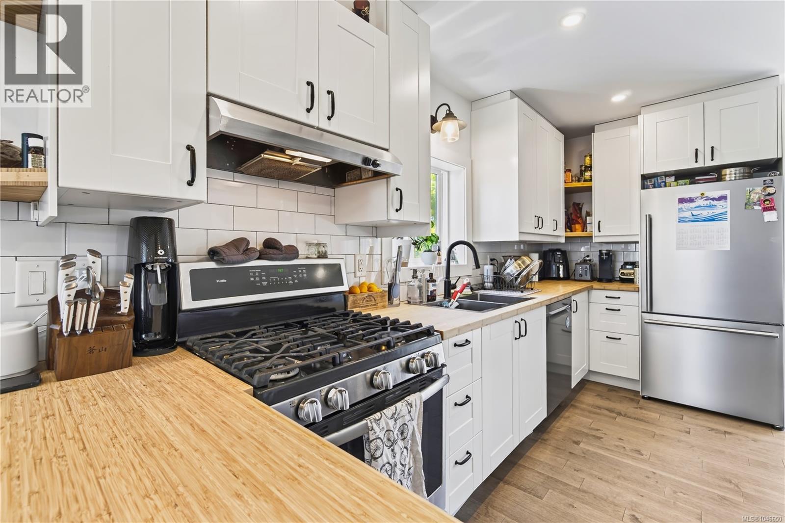 726 Haliburton St - 8