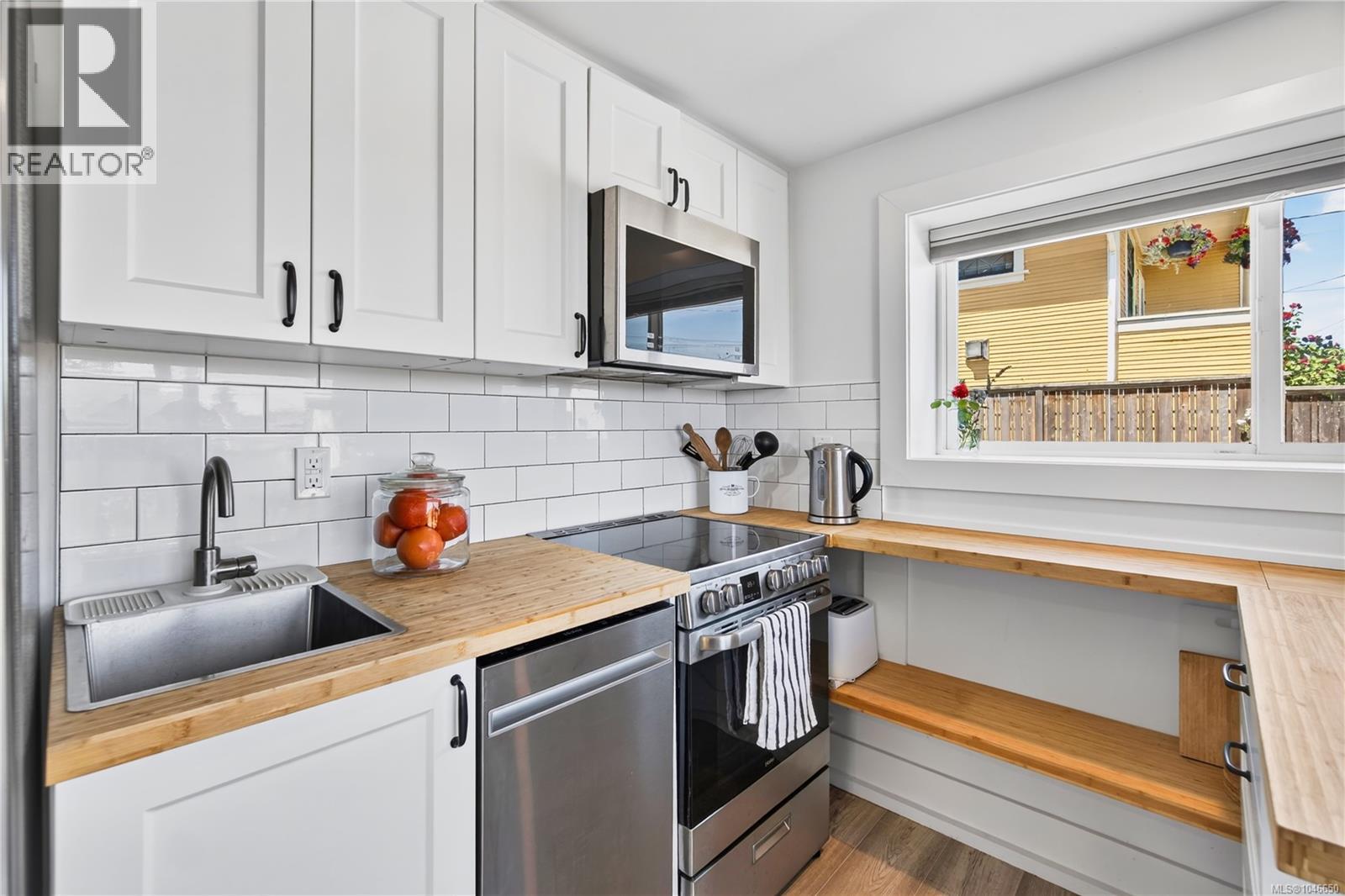 726 Haliburton St - 29