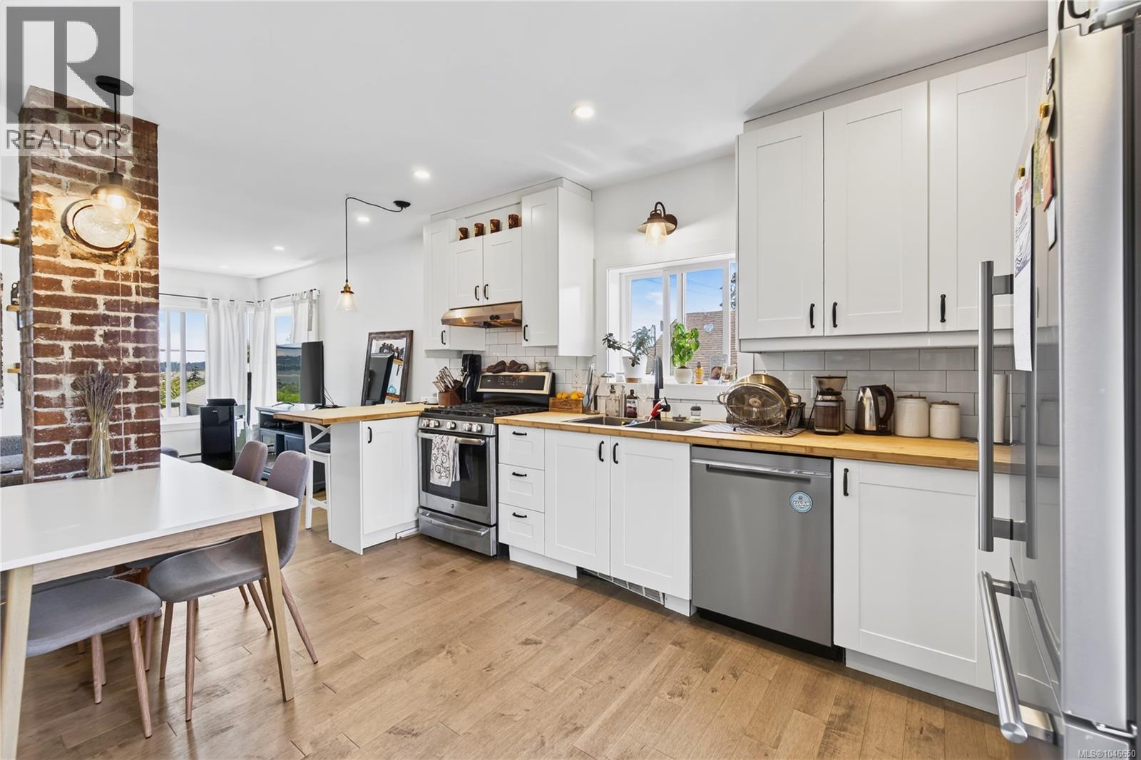 726 Haliburton St - 9