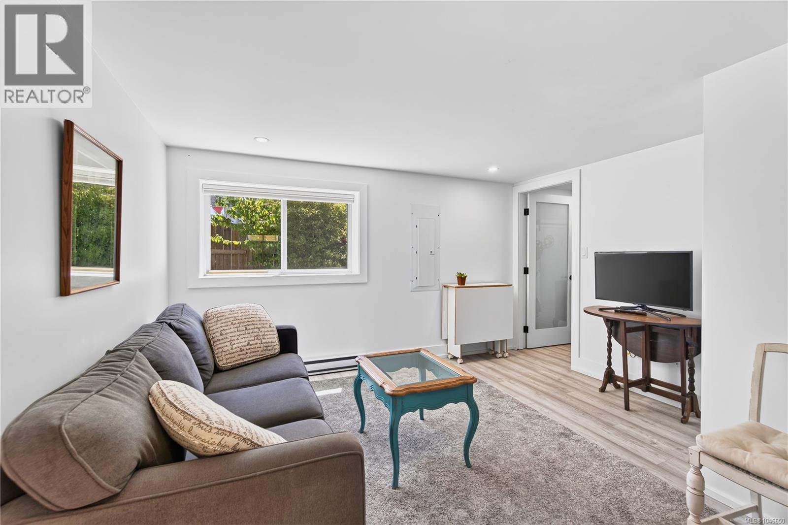 726 Haliburton St - 38