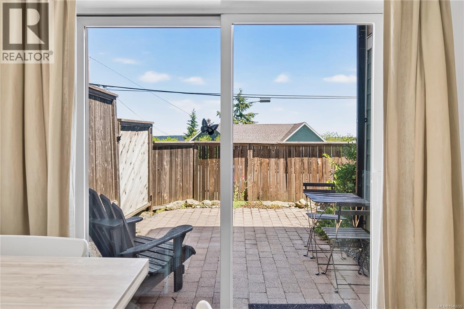 726 Haliburton St - 45