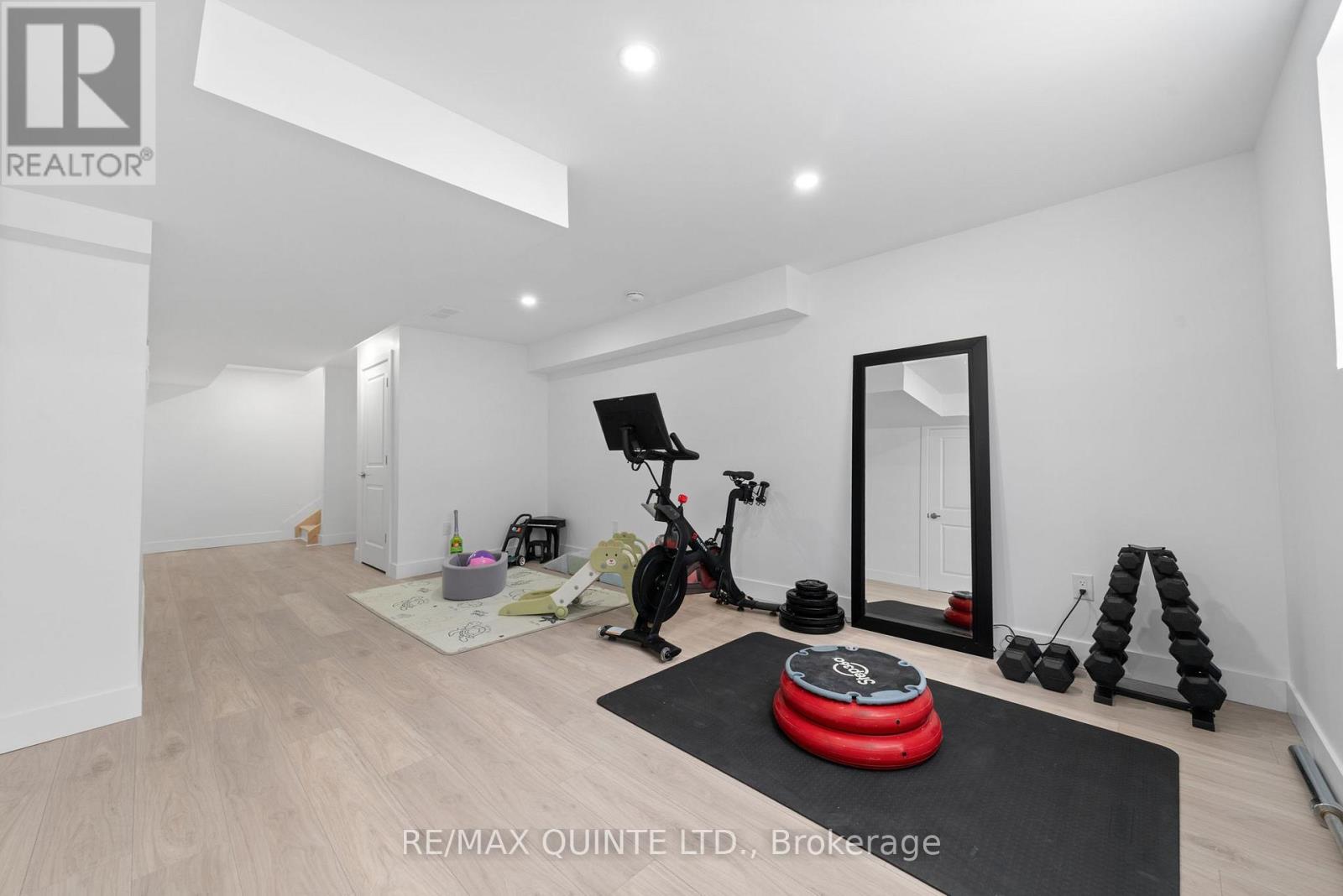 36 CAMPBELL CRESCENT - 25