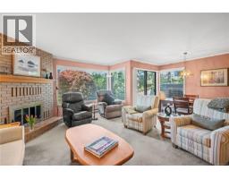 Living room - 18 1309 Mckenzie Ave, Saanich, BC V8P2M1 Photo 9