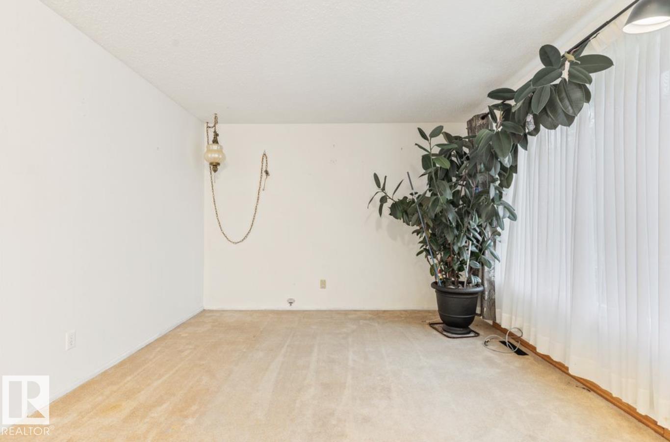 4924 56 ST - 15