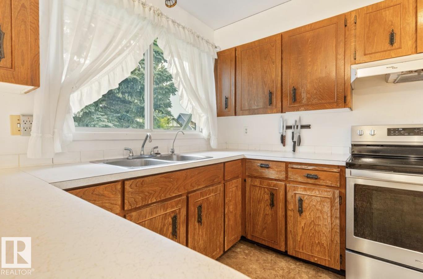 4924 56 ST - 20