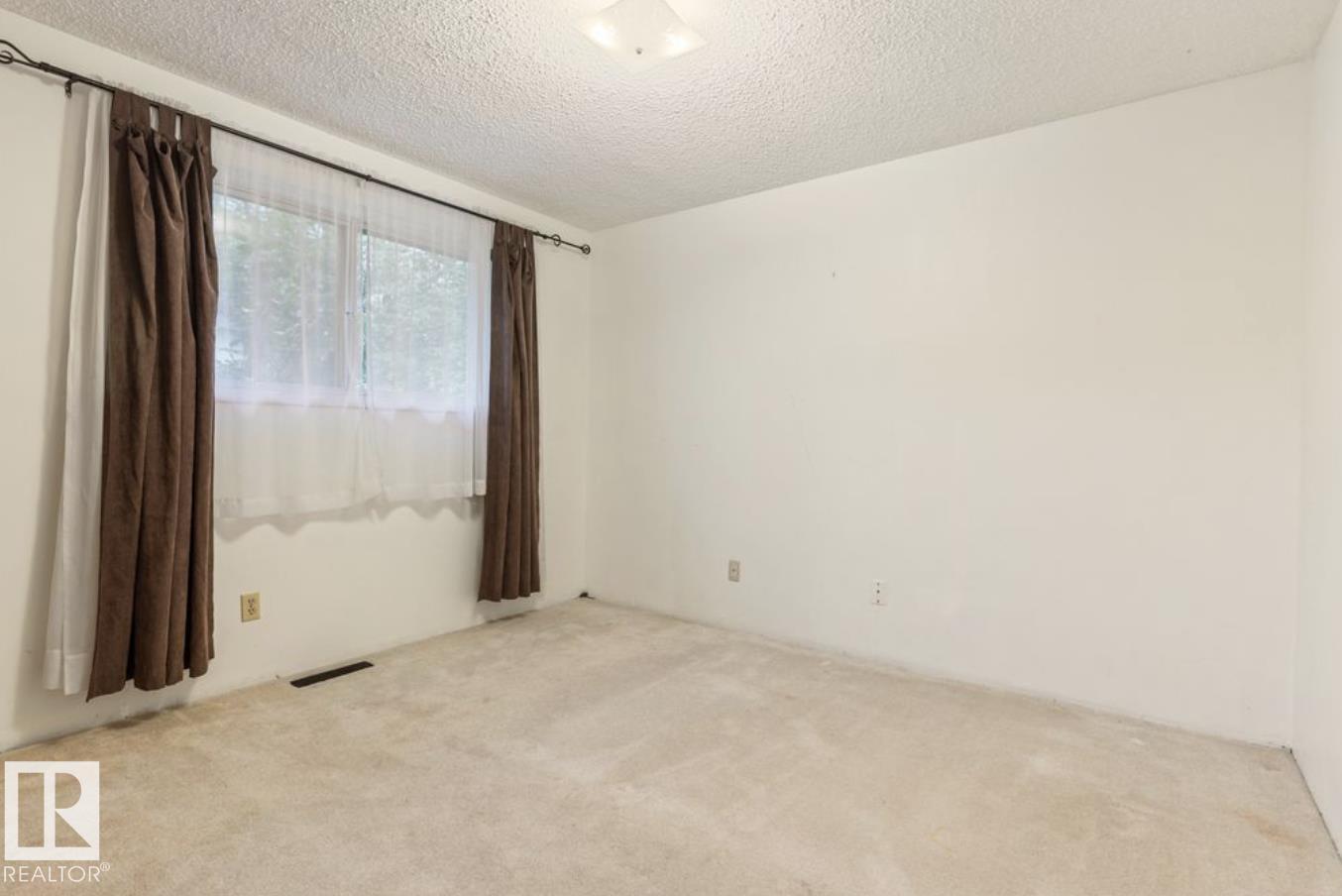 4924 56 ST - 26