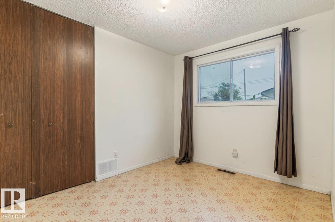 4924 56 ST - 30