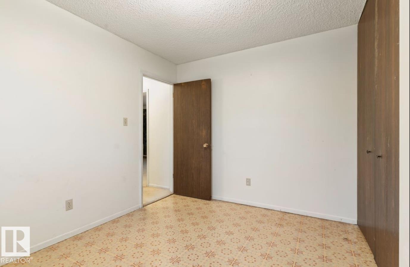 4924 56 ST - 31