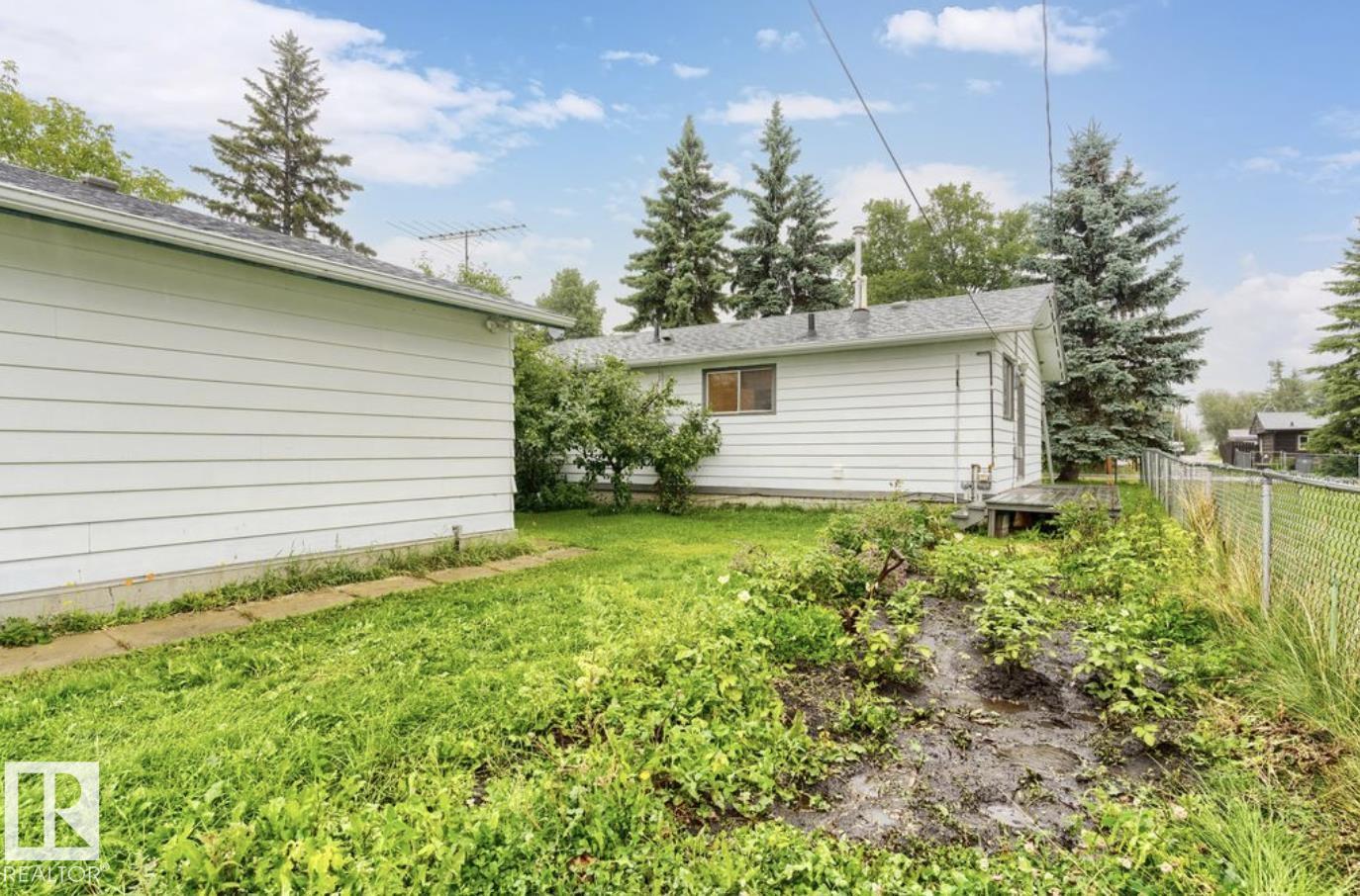4924 56 ST - 37
