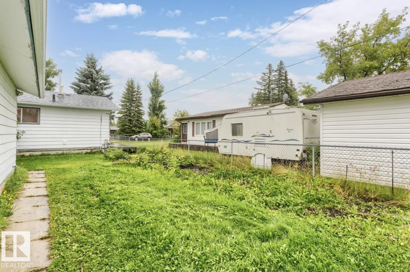 4924 56 ST - 40