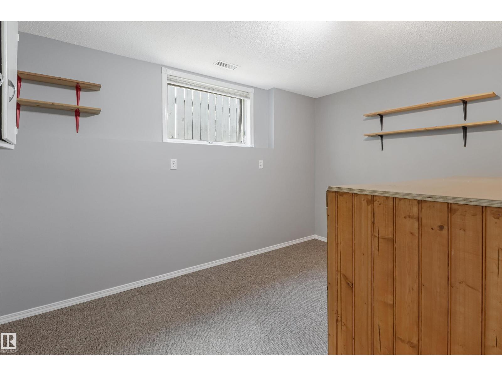 1055 JONES Crescent NW - Photo 20